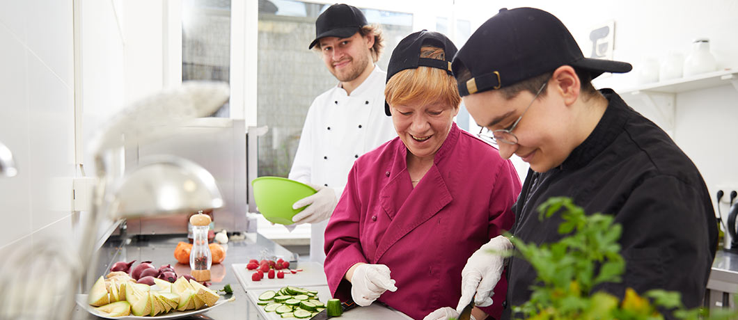 Mehrere Personen arbeiten in der Küche