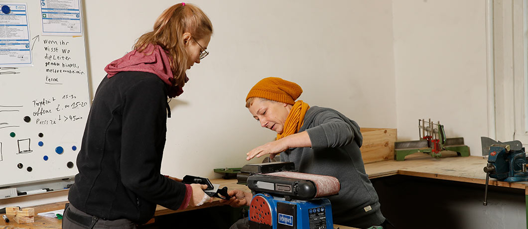 Zwei Frauen bei der Arbeit in einer Werkstatt