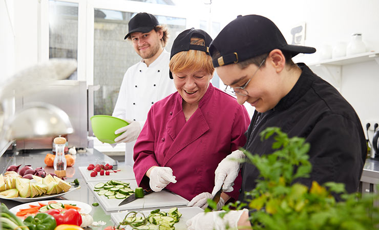 Mehrere Personen bei der Arbeit in der Küche