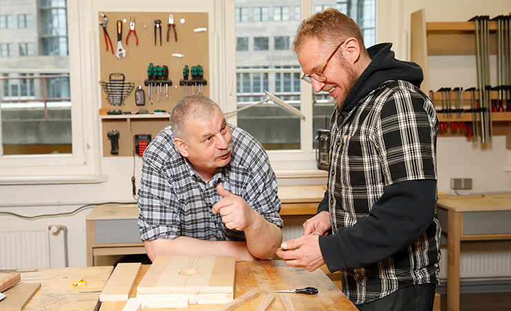 Zwei Männer arbeiten in der Werkstatt
