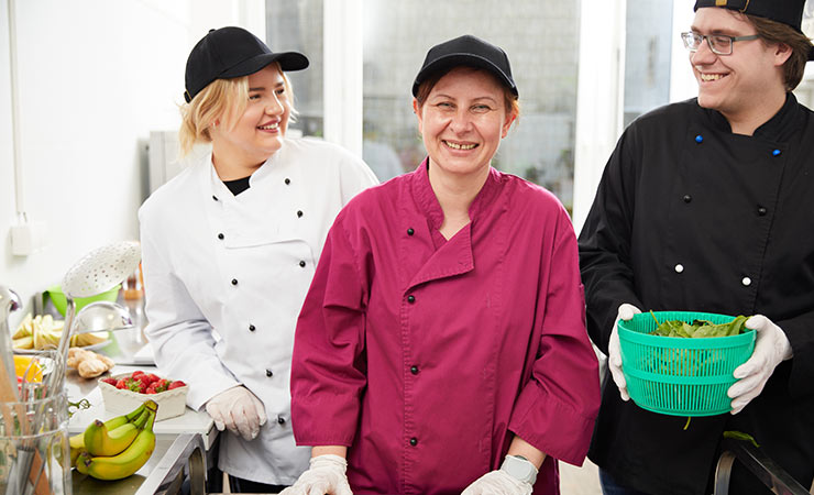Drei Personen in der Küche