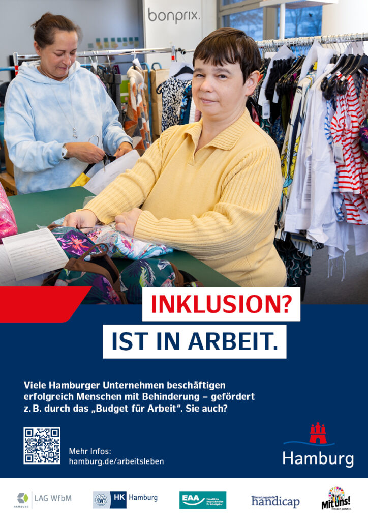 Plakat mit dem Slogan "Inklusion? Ist in Arbeit." Das Foto zeigt zwei Frauen, die damit beschäftigt sind, Kleider zu sortieren. Hinter ihnen stehen Kleiderständer und man erkennt das Logo von Bonprix.